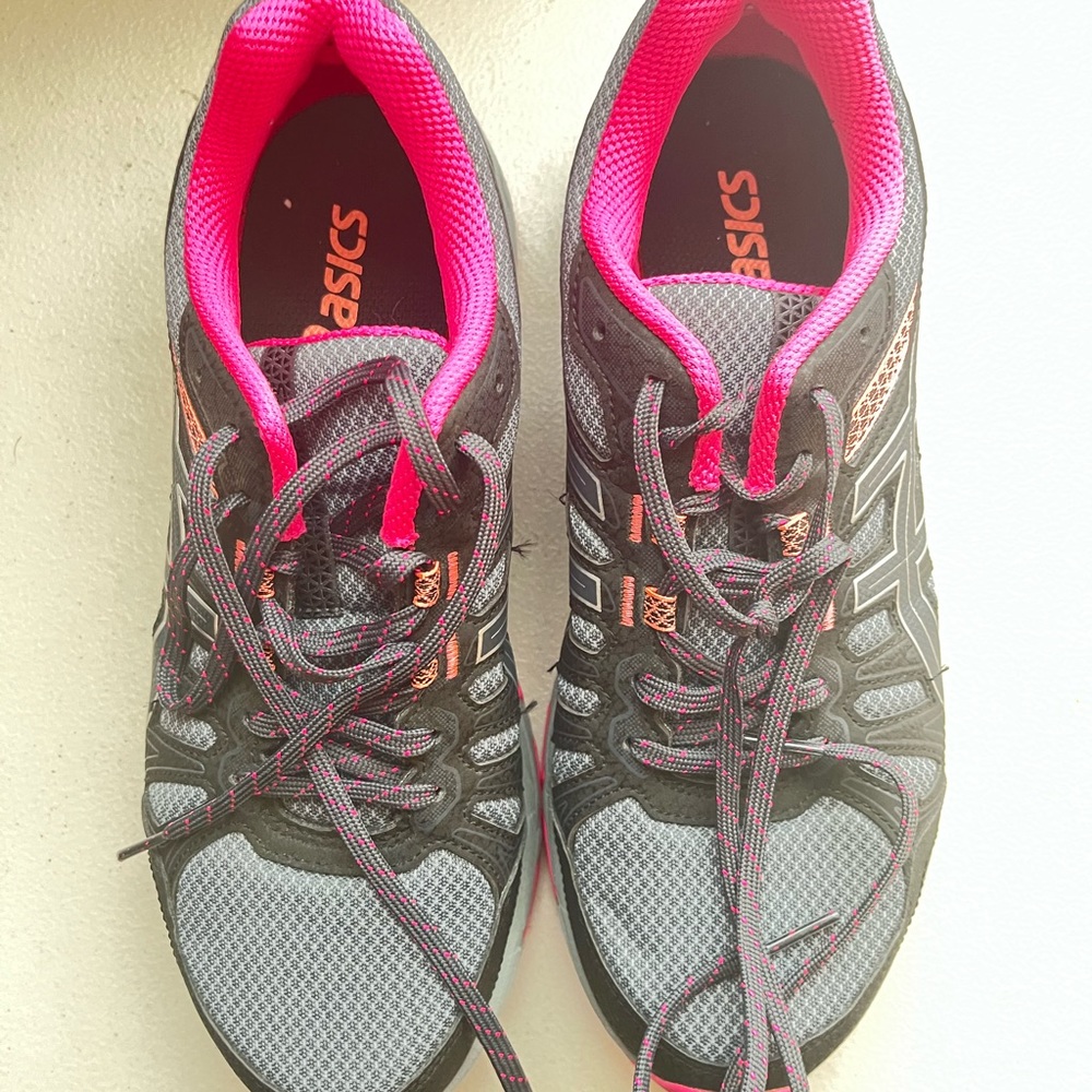 These are a pair of gray,pink running shoes in great condition